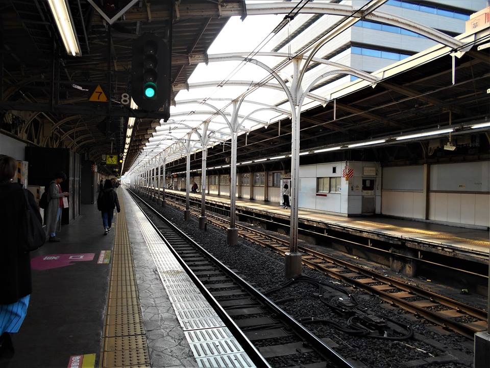 JR浅草橋駅のホームです。古レールを曲て作った屋根が美しいです。
